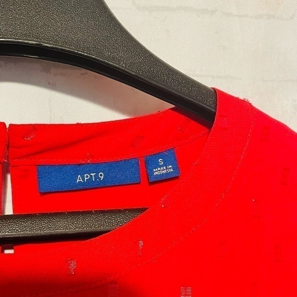 APT 9 Top Sizs Small Red blouse with sequins. Sleeveless, layered, light fabric. - Picture 5 of 11